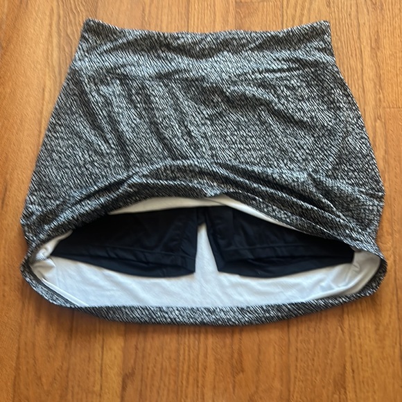 SEGMENTS LUXE SKORT SKIRT WITH BUILT IN SHORTS IN SIZE XL - Picture 4 of 6